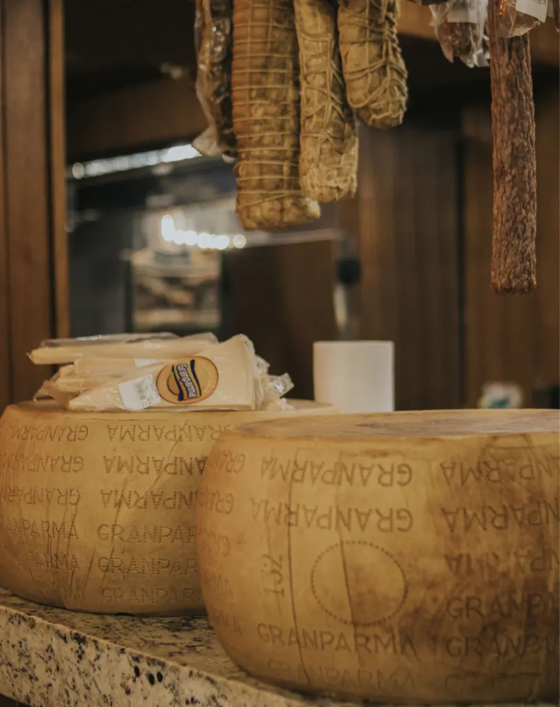 Ruedas de queso curado en la cocina