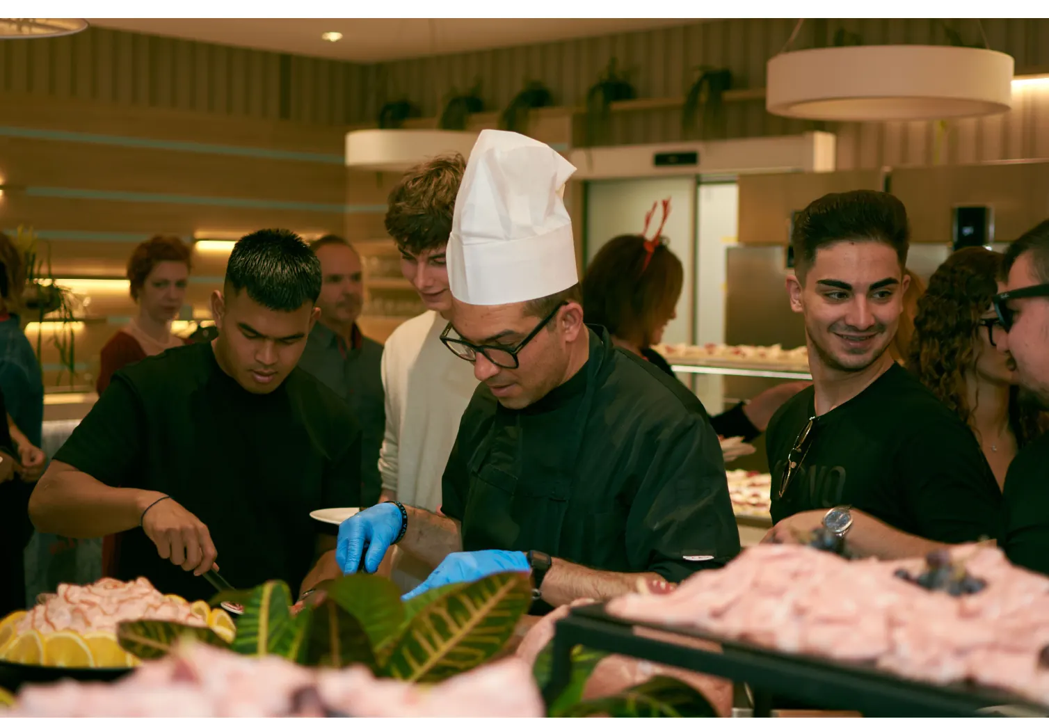 El equipo del restaurante en la cocina