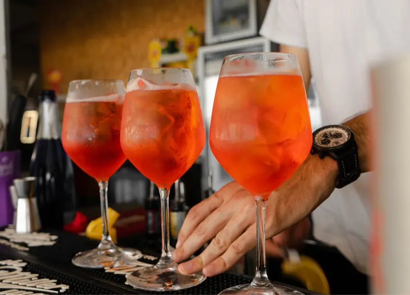 Tres copas de aperitivo preparadas en la barra